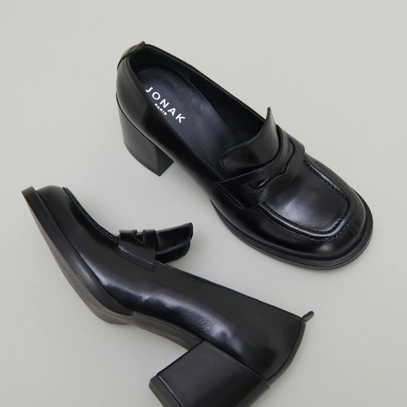 Mocassins college à talons en cuir noir | BICHE | Jonak