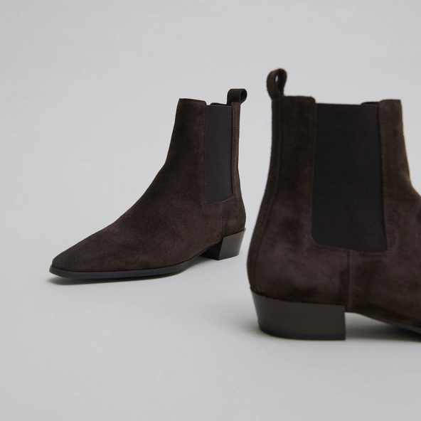 Boots à légers talons biseautés et bouts pointus en croute marron foncé | PAPAYE | Jonak