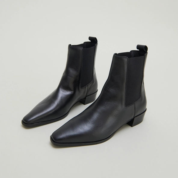 Boots à légers talons biseautés et bouts... en cuir noir | PAPAYE | Jonak