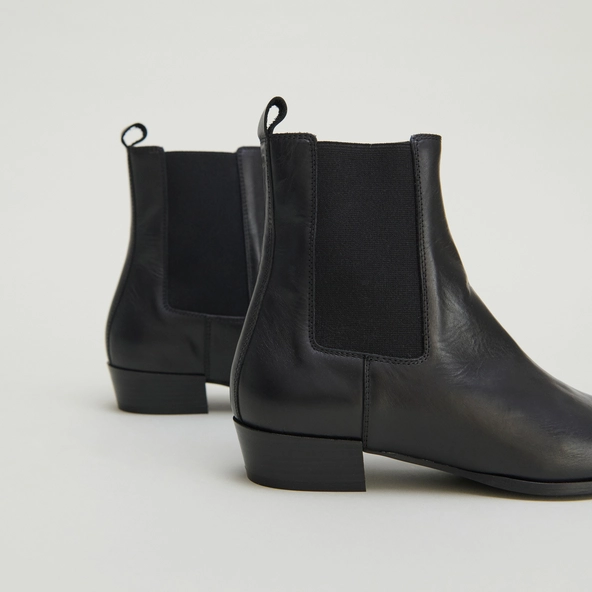 Boots à légers talons biseautés et bouts... en cuir noir | PAPAYE | Jonak