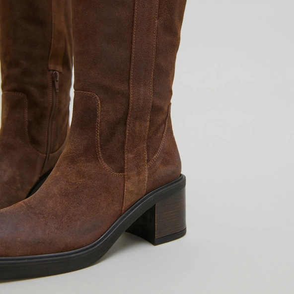 Bottes &agrave; bouts carr&eacute;s et &eacute;lastiques en croute huil&eacute;e cognac | PANACHE | Jonak