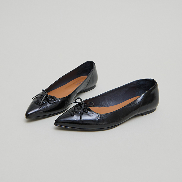 Ballerines lacées à bouts pointus en cuir brillant noir | DAMY | Jonak