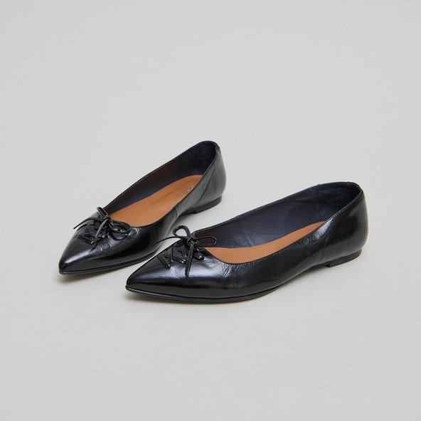 Ballerines lacées à bouts pointus en cuir brillant noir | DAMY | Jonak