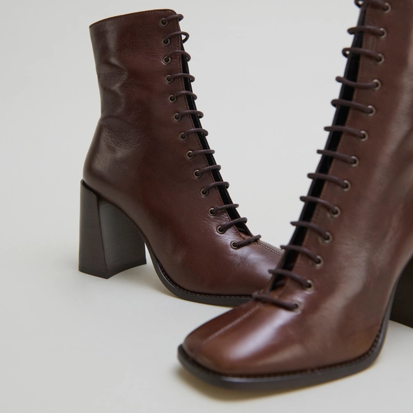Bottines à talons lacées en cuir vieilli marron | VANDELLE | Jonak