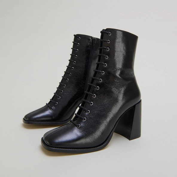 Bottines à talons lacées en cuir vieilli noir | VANDELLE | Jonak