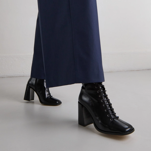 Bottines à talons lacées en cuir vieilli noir | VANDELLE | Jonak