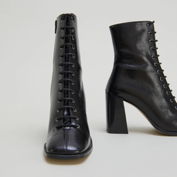 Bottines à talons lacées en cuir vieilli noir | VANDELLE | Jonak
