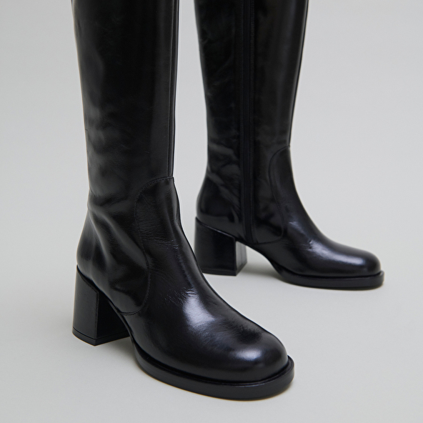 Bottes à talons et bouts arrondis en cuir noir | BIENVENUE | Jonak