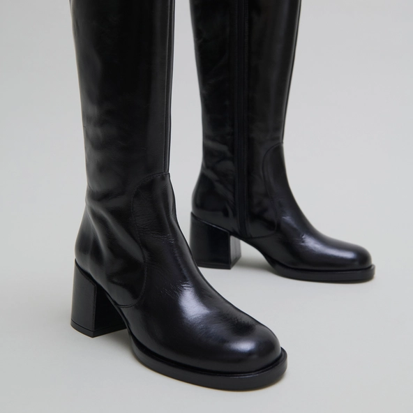 Bottes &agrave; talons et bouts arrondis en cuir noir | BIENVENUE | Jonak