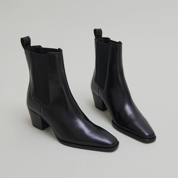 Bottines à talons biseautés et bouts poi... en cuir noir | BIRKIN | Jonak