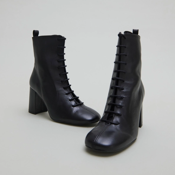 Bottines &agrave; talons et &agrave; lacets en cuir noir | BOSE | Jonak