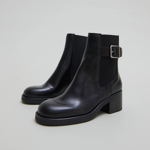 Boots à élastiques et boucles ajustables... en cuir noir | BOULOU | Jonak