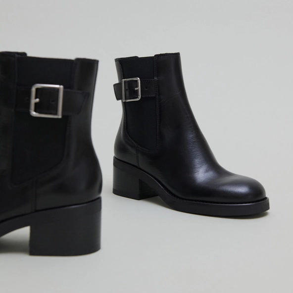Boots à élastiques et boucles ajustables... en cuir noir | BOULOU | Jonak