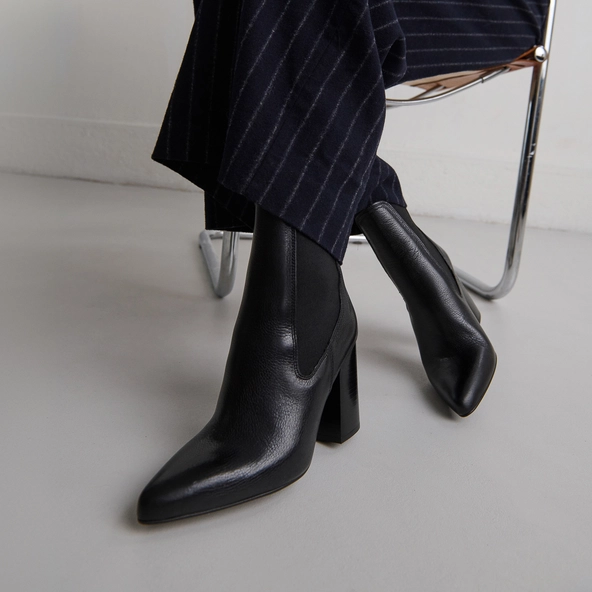 Bottines à talons et bouts pointus en cuir grainé noir | BROOK | Jonak