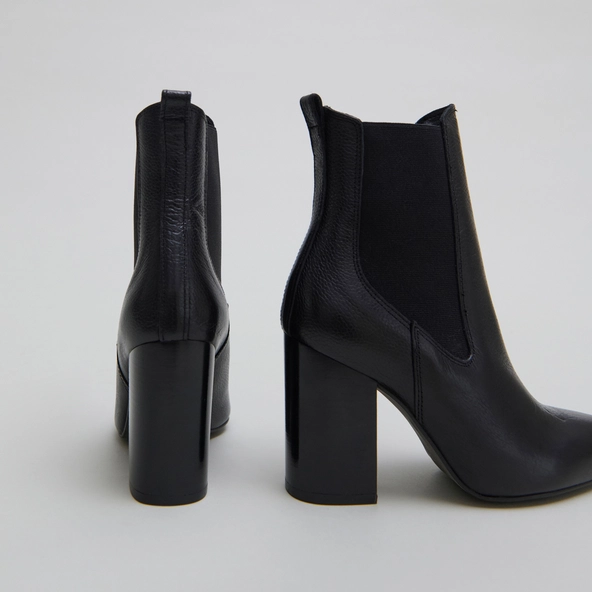 Bottines à talons et bouts pointus en cuir grainé noir | BROOK | Jonak