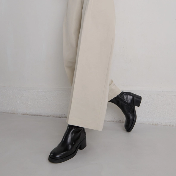 Boots à talons droits en cuir vieilli noir | BUENA | Jonak