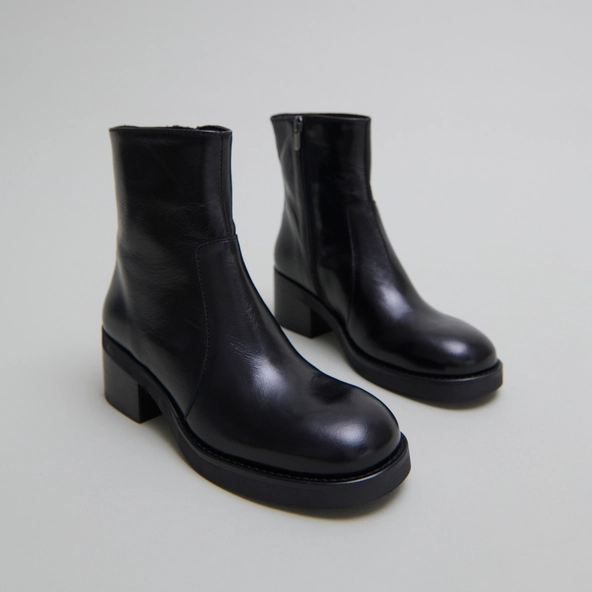 Boots à talons droits en cuir vieilli noir | BUENA | Jonak
