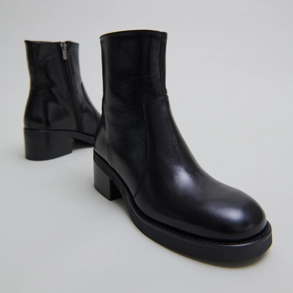 Boots à talons droits en cuir vieilli noir | BUENA | Jonak