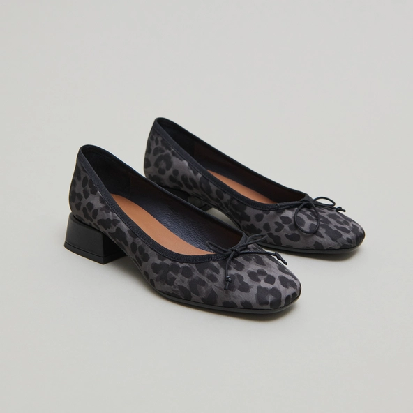 Ballerines &agrave; petits talons en textile l&eacute;opard gris | DYBIL | Jonak