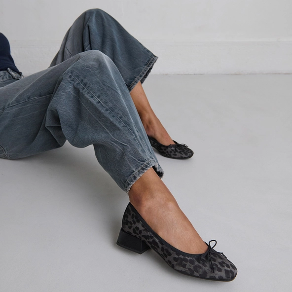 Ballerines &agrave; petits talons en textile l&eacute;opard gris | DYBIL | Jonak