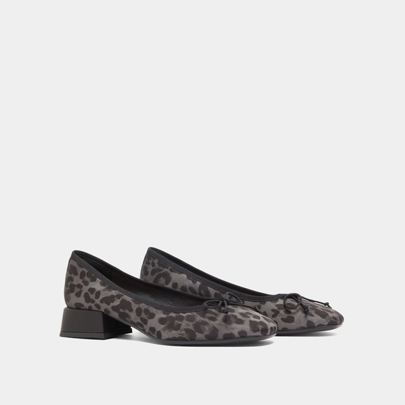 Ballerines &agrave; petits talons en textile l&eacute;opard gris | DYBIL | Jonak