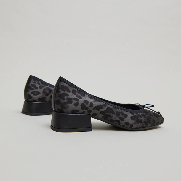 Ballerines &agrave; petits talons en textile l&eacute;opard gris | DYBIL | Jonak
