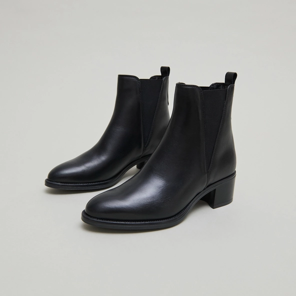 Bottines à élastiques triangulaires en cuir noir | CHILO | Jonak