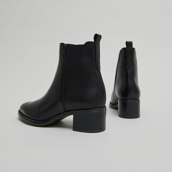 Bottines à élastiques triangulaires en cuir noir | CHILO | Jonak