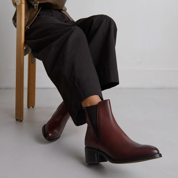 Bottines à élastiques triangulaires en cuir patiné cognac | CHILO | Jonak